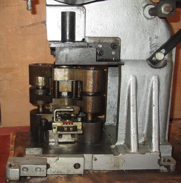 пресс настольный с кривошипно-шатунным механизмом действия и электрическим питанием ,  предназначен для операций холодной штамповки: вырубки, пробивки, гибки, неглубокой вытяжки , опрессовки  зажимов , скоб и наконечников на проводах  , таблетпресс  , таблетирование , габаритный размер - 480х280х600